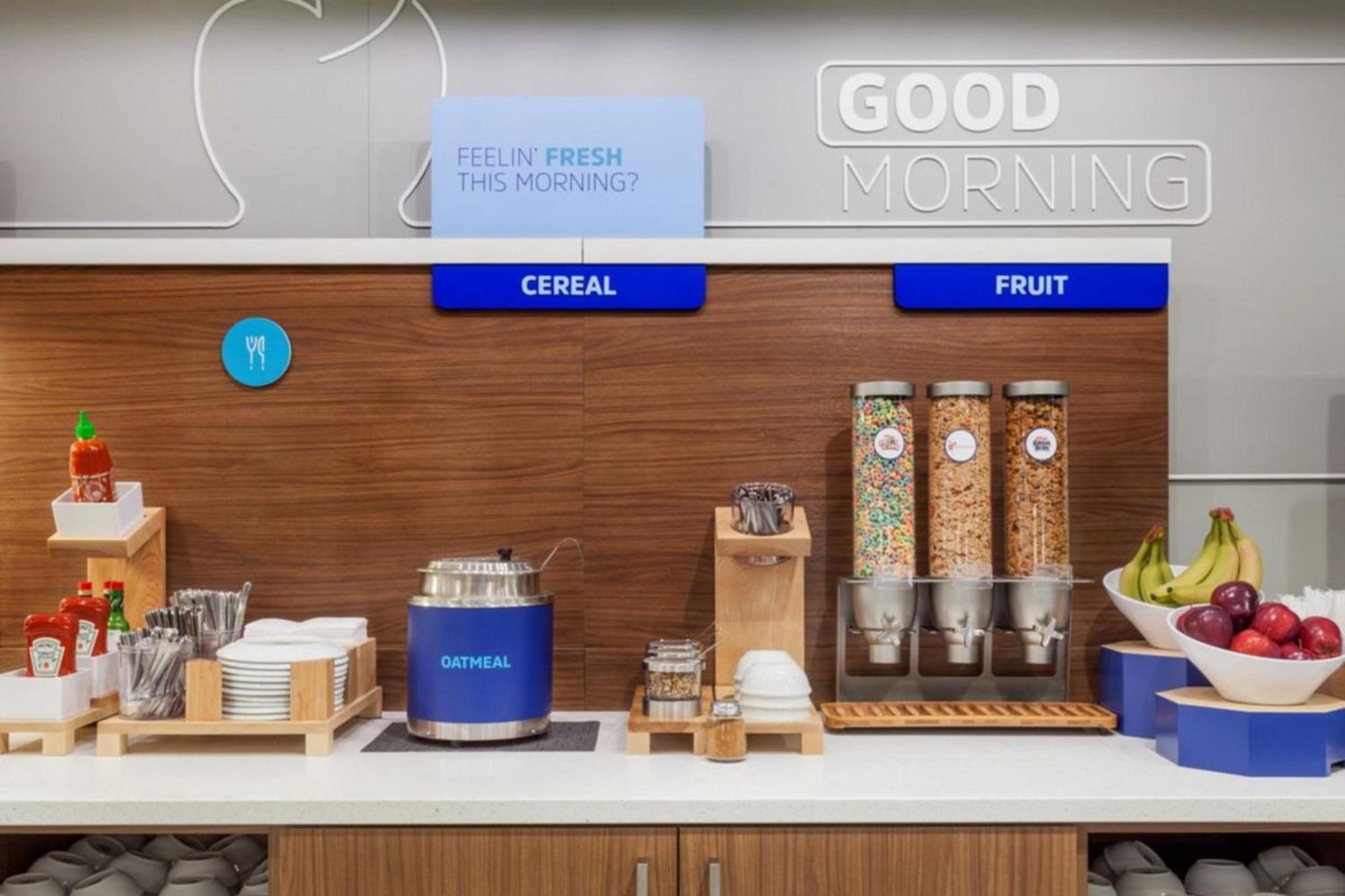 Holiday Inn Express Dallas Market Center By Ihg Εξωτερικό φωτογραφία