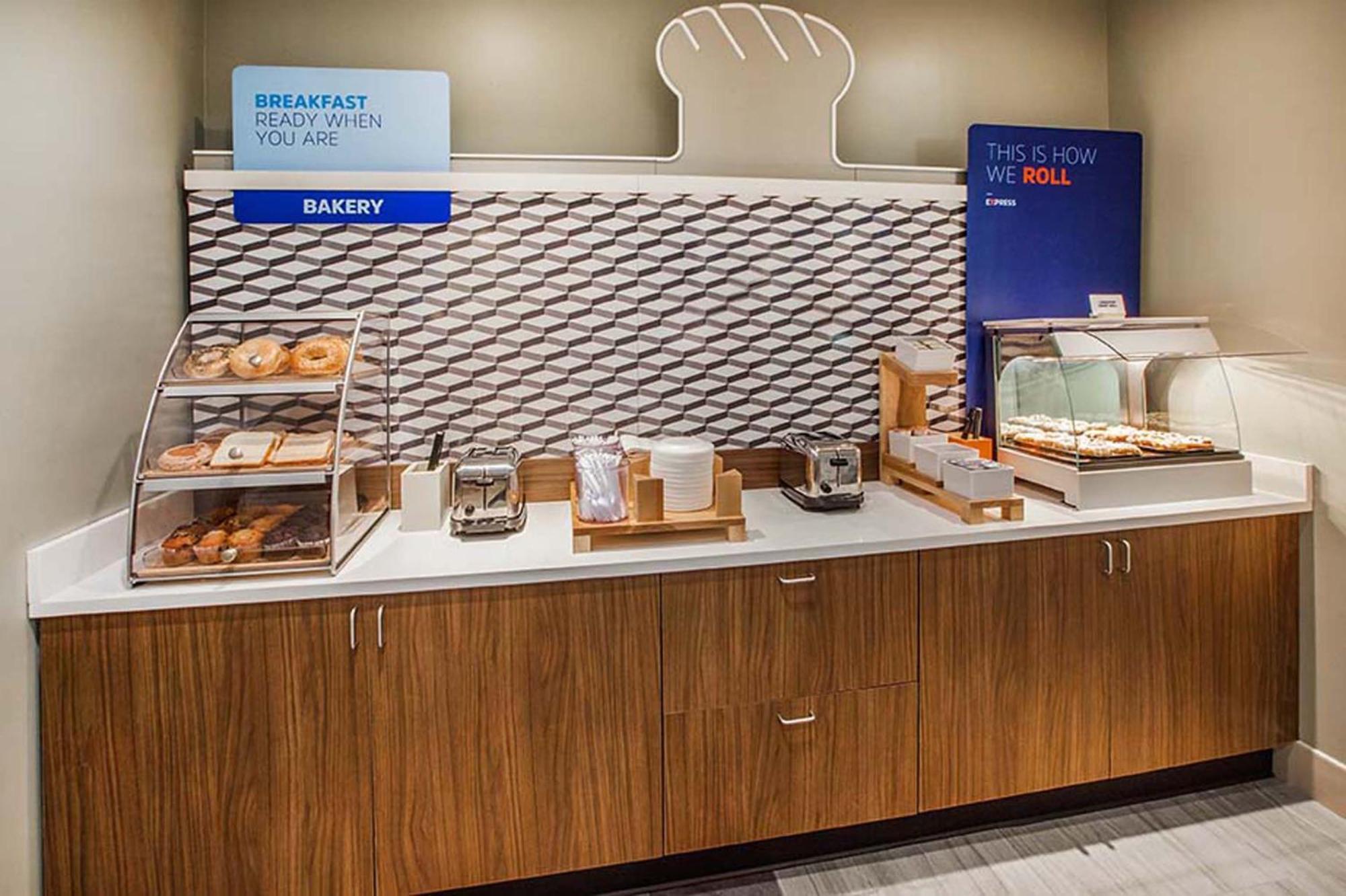 Holiday Inn Express Dallas Market Center By Ihg Εξωτερικό φωτογραφία