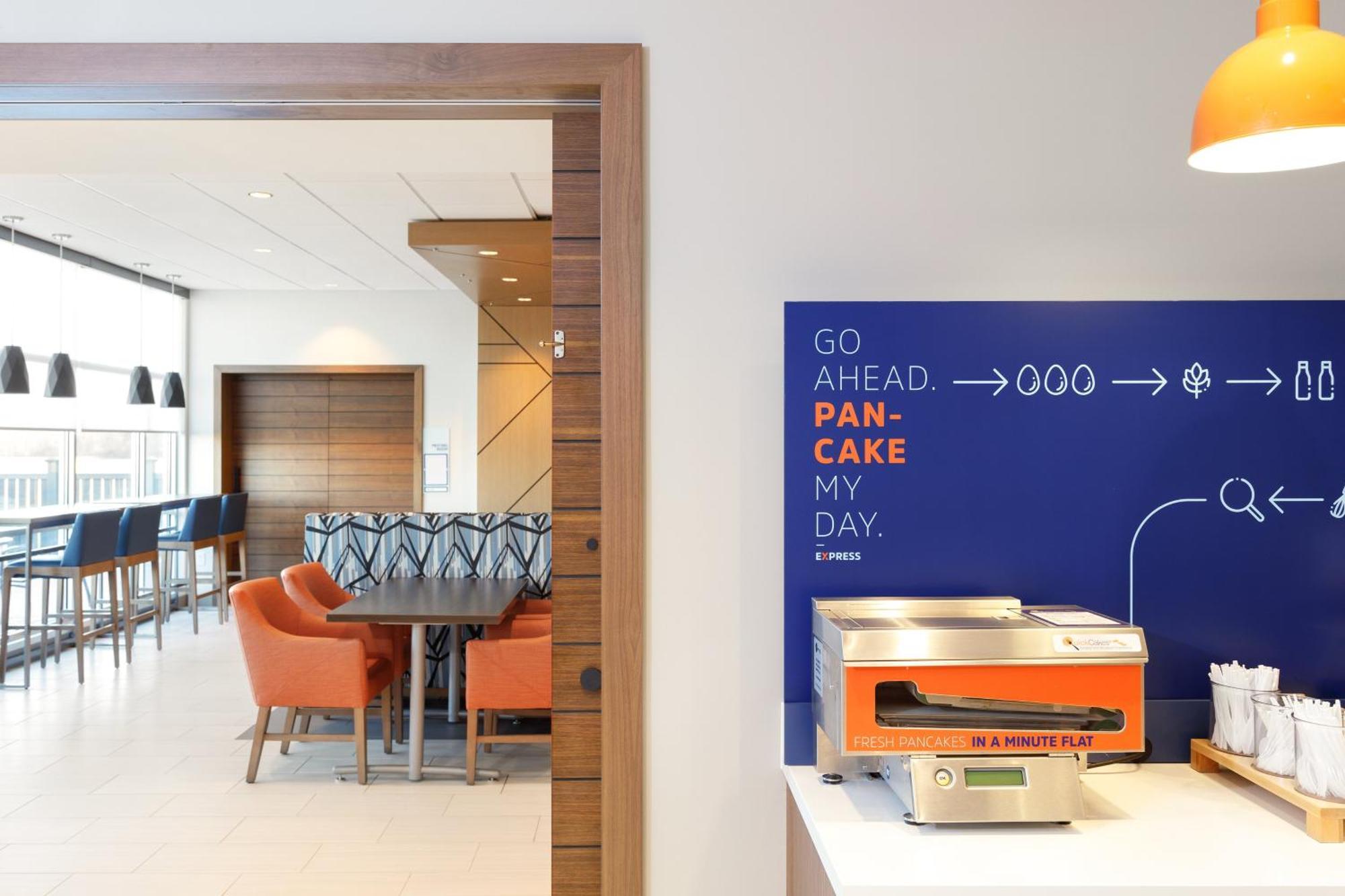 Holiday Inn Express Dallas Market Center By Ihg Εξωτερικό φωτογραφία